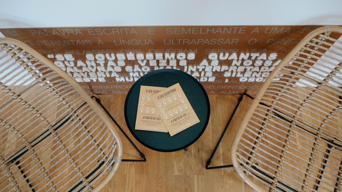 Mesa del lounge con sillas de mimbre